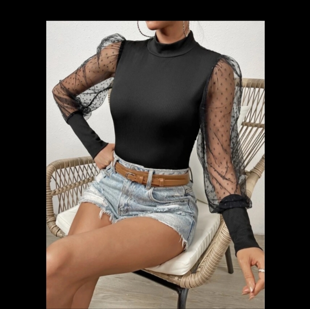 💰3/$30Black detailed lace & pear top - Picture 2 of 5